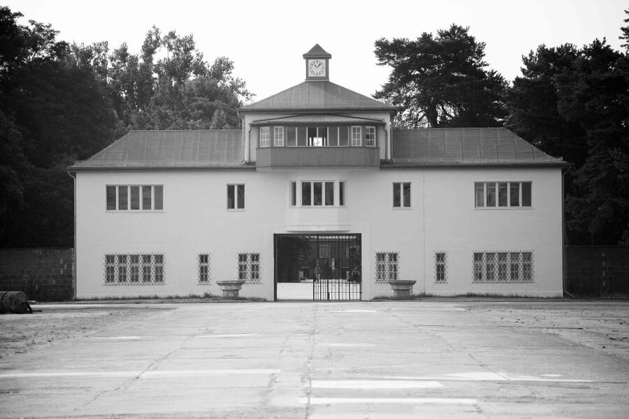 From Berlin: Licensed Sachsenhausen Tour with max. 15 people - Meeting in central Berlin and riding public transport like a local