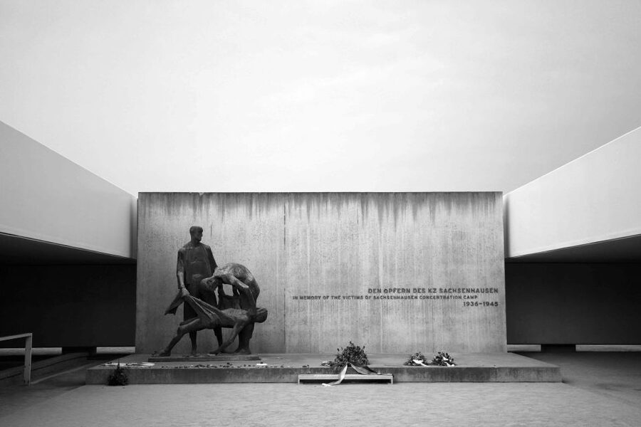 From Berlin: Licensed Sachsenhausen Tour with max. 15 people - Barracks and camp-specific details you can actually see and track