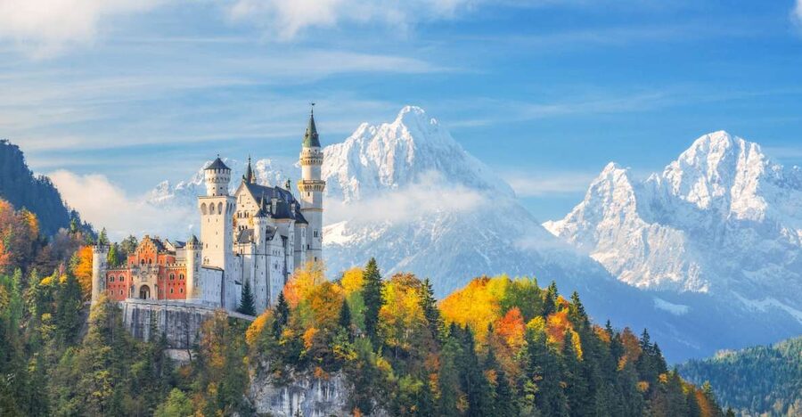 From Munich: Trip to Neuschwanstein & Linderhof in Spanish - Neuschwanstein: the fairy tale castle with interior time and Alpine views