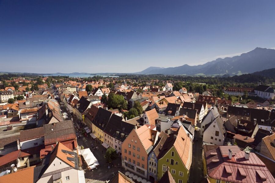 Füssen: Old Town Guided Walking Tour in German - Starting at Kaiser-Maximilian-Platz: what the first 15 minutes set up
