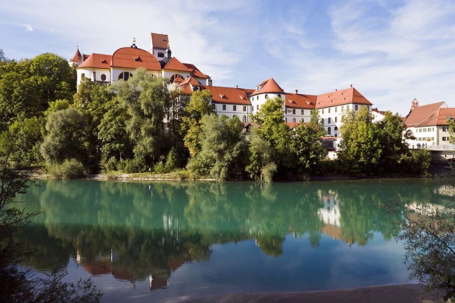 Füssen: Old Town Guided Walking Tour in German - Sebastian Cemetery: the medieval city wall moment
