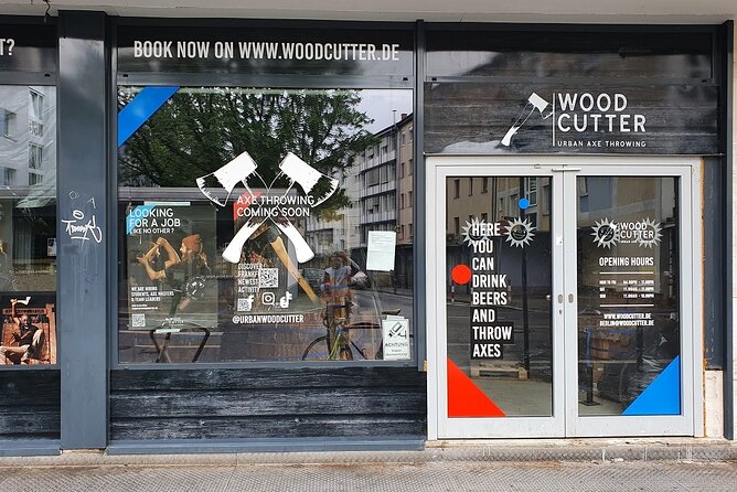 Guided Axe Throwing Experience in Frankfurt Altstadt - The private group advantage: why “your Axe Master” feels different