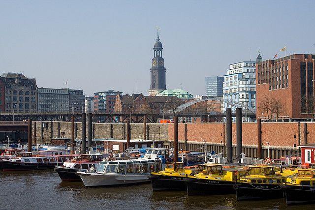 Hamburg: 1.5-Hour Comedy Bus Tour in German - Meet the Funmobile at the Tanzende Türme on the Reeperbahn