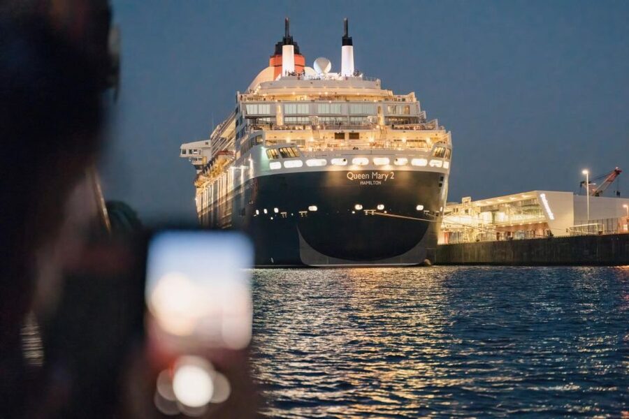 Hamburg: 1.5-Hour Evening Lights Harbour Cruise on a Ship - Where You Start: Landungsbrücken Pier 3