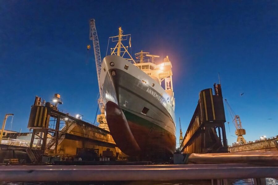 Hamburg: 1.5-Hour Evening Lights Harbour Cruise on a Ship - Deck vs. Inside Windows: Your Best Way to Get Photos