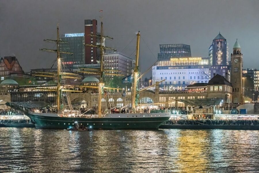 Hamburg: 1.5-Hour Evening Lights Harbour Cruise on a Ship - Timing and Seasonal Reality: Going in February vs. Summer
