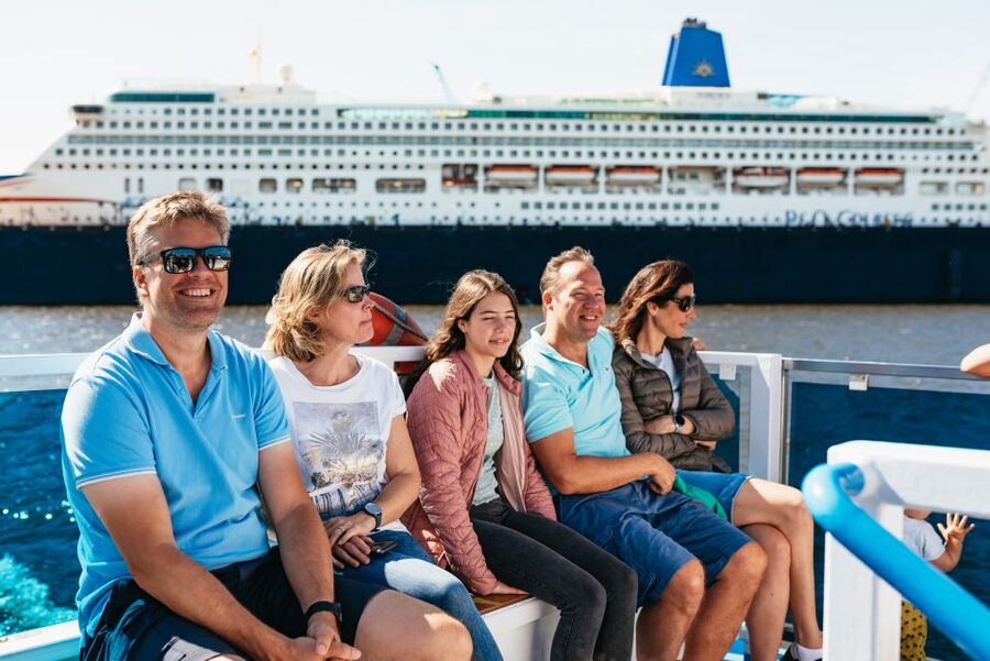 Hamburg: 1.5-Hour Harbor and Speicherstadt Day Cruise - Deck choice, weather, and photo timing without stressing