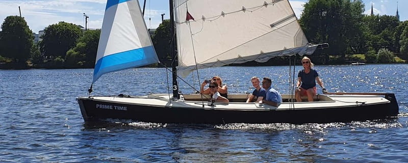 Hamburg: 1.5-Hour Sailing Sightseeing Tour on Aussenalster - What you’ll see on the Außenalster: Hanseatic views plus weird little surprises