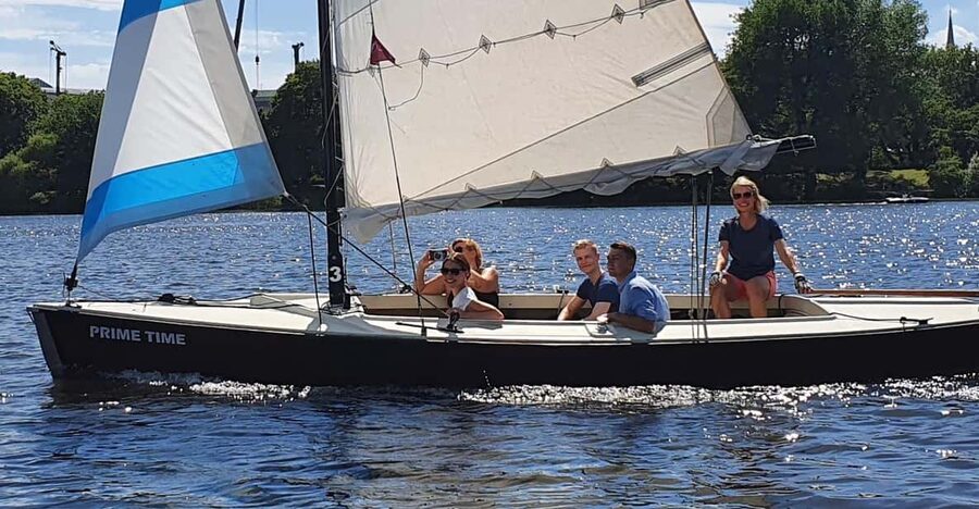 Hamburg: 1.5-Hour Sailing Sightseeing Tour on Aussenalster - On-board comfort, safety, and what to bring