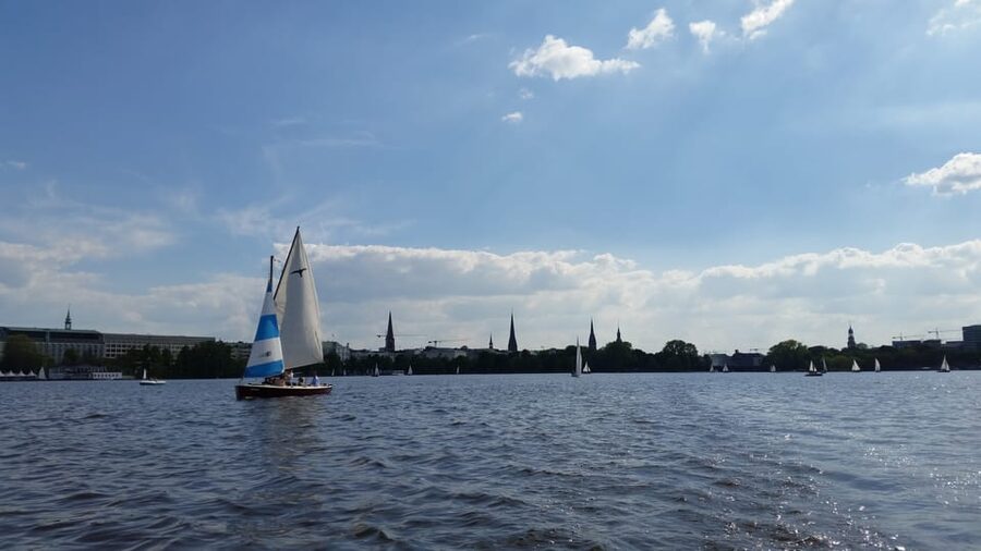 Hamburg: 1.5-Hour Sailing Sightseeing Tour on Aussenalster - English and German guidance, plus the private-group feel
