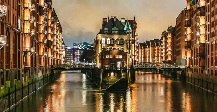 Hamburg: 1.5h Grand Harbor Evening Lights Cruise - From Landungsbrücken to Pier 3, Then the City Starts Glowing