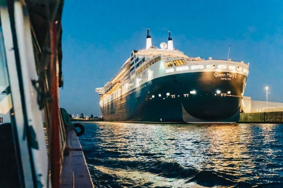 Hamburg: 1.5h Grand Harbor Evening Lights Cruise - German Live Commentary With Kapitän Prüsse: Context Beats Random Guessing
