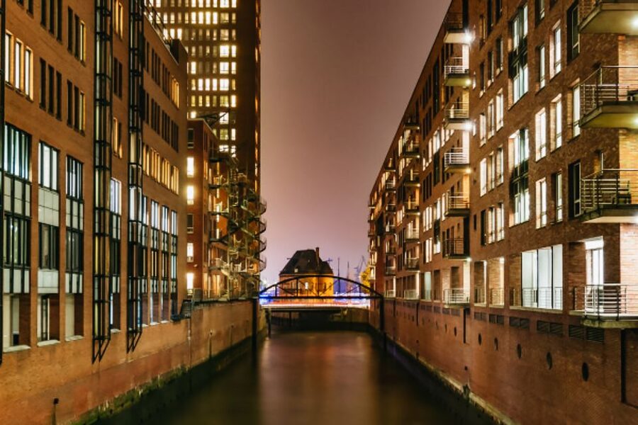 Hamburg: 1.5h Grand Harbor Evening Lights Cruise - The Speicherstadt Pass: Blue-Lit Warehouses and a Real Constraint