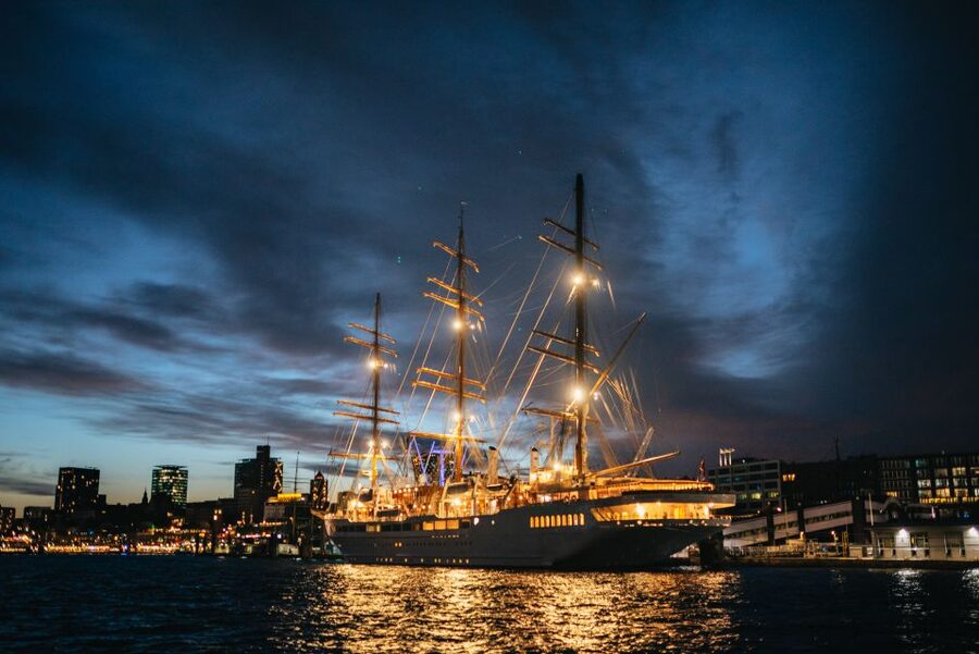 Hamburg: 1-Hour Evening Harbor Lights Cruise - Price and Value: How $30 for an Hour Adds Up in Hamburg