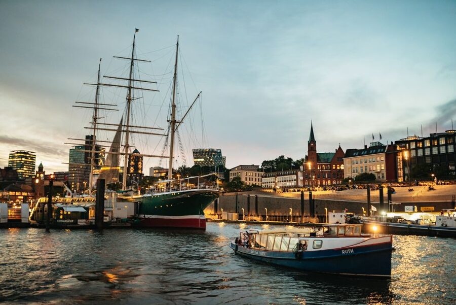 Hamburg: 1-Hour Evening Harbor Lights Cruise - Speicherstadt at Night, Zollkanal and Wasserschloss Illumination