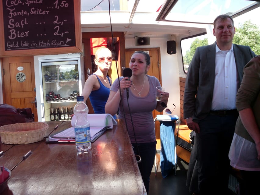 Hamburg: 1-Hour Harbor Cruise - Live German narration and the English audio app, how to make it work