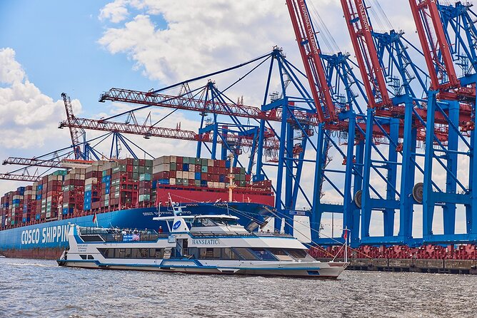 Hamburg: 1-hour harbor tour - Elbe Beach Breaks, the Under-Elbe Tunnel, and Musical Views