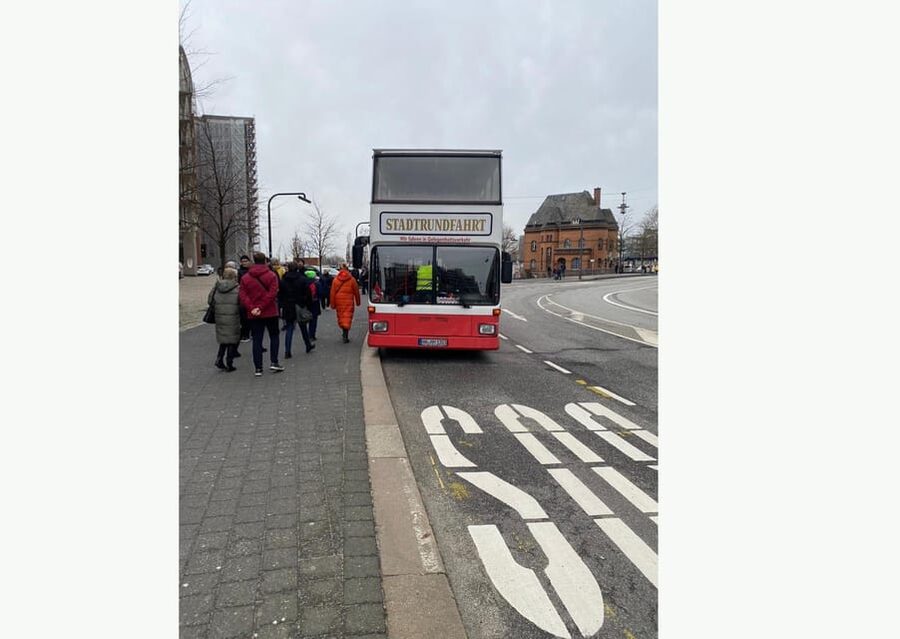 Hamburg: 1-Hour Sightseeing Bus Tour with Live Guide - Stress-Free Because It Is a Pass-By Route