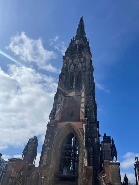 Hamburg: 1-Hour Sightseeing Bus Tour with Live Guide - What the Live Guide Adds (and What It Does Not)