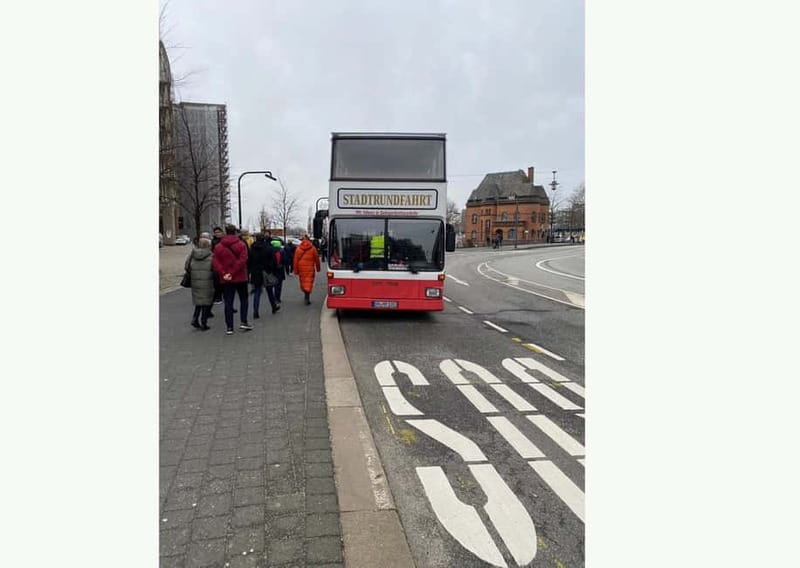 Hamburg: 1-Hour Sightseeing Bus Tour with Live Guide - Getting Oriented at Vorsetzen 32 (and Finding the Right Side)