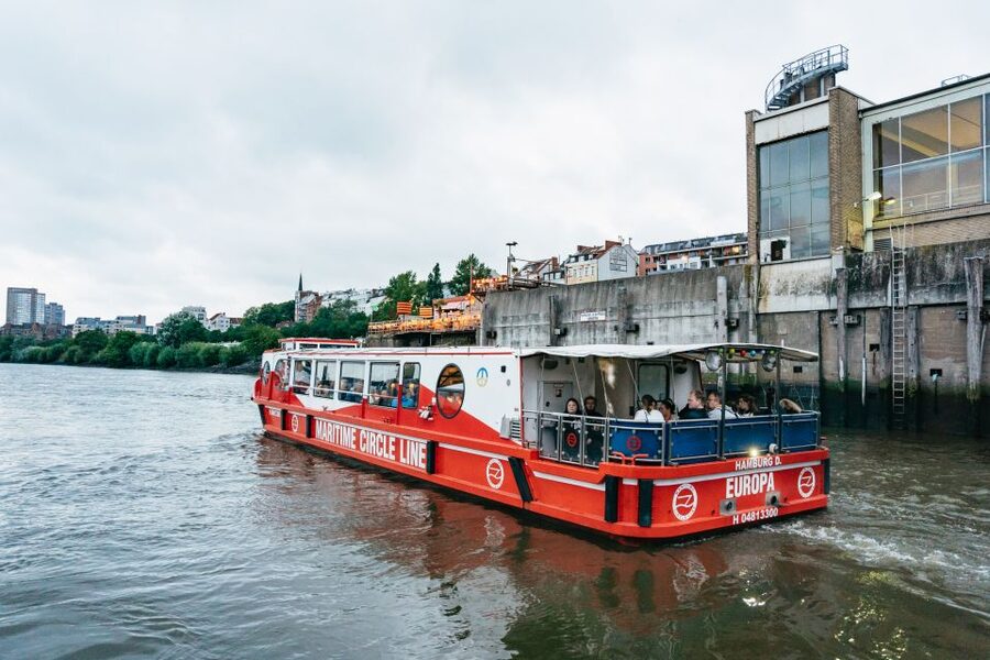 Hamburg: 90-Minute Evening Lights Harbor Cruise - Live captain commentary, and the German-only practical reality