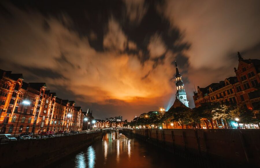Hamburg: 90-Minute Evening Lights Harbor Cruise - The 90-minute route: from Landungsbrücken to illuminated waterfronts