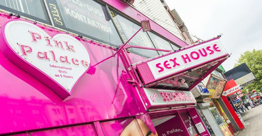 Hamburg: Adults Only Reeperbahn Tour - Why the Reeperbahn tour works as a walk, not a lecture