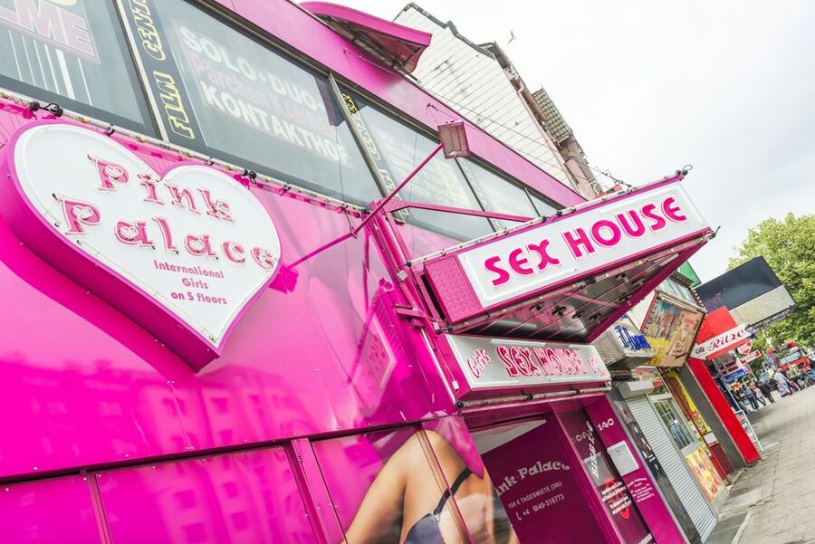 Hamburg: Adults Only Reeperbahn Tour - Starting out from St. Pauli: finding your group fast