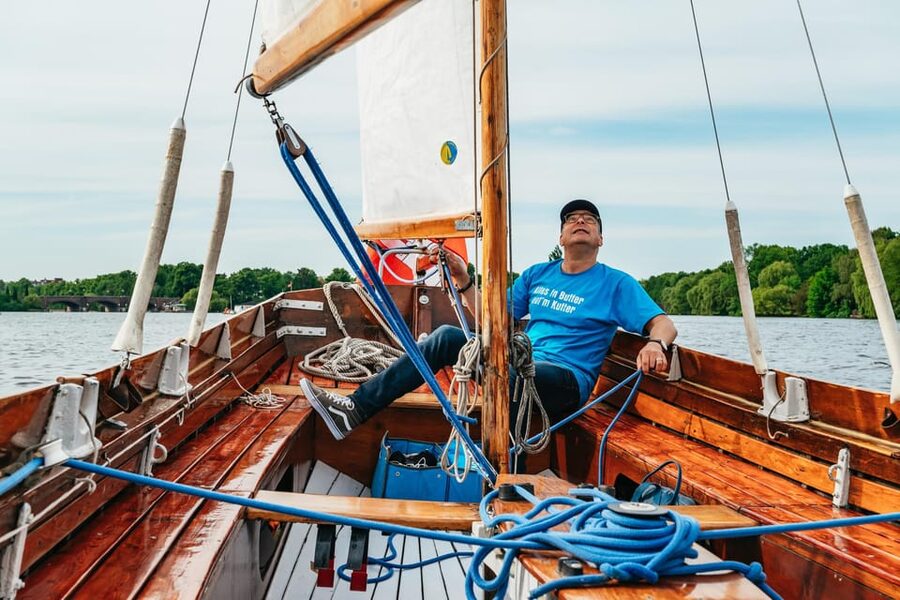 Hamburg: Alster River Sailing Tour on a 2-Masted Sailboat - What the 90 Minutes Feels Like, Minute by Minute