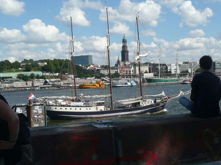 Hamburg: Bike Tour of the Speicherstadt & Old Harbor - Where to meet, what the 210 minutes really means, and bike comfort
