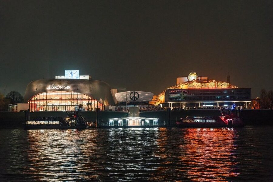 Hamburg Combi: 1,5h Evening Cruise & 2h Reeperbahn Tour - The real draw: Port lights plus the Reeperbahn, same ticket