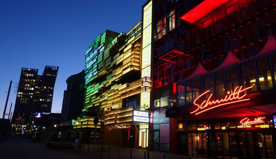 Hamburg Combi: 1,5h Evening Cruise & 2h Reeperbahn Tour - Crowds and walking: the main drawback to plan around