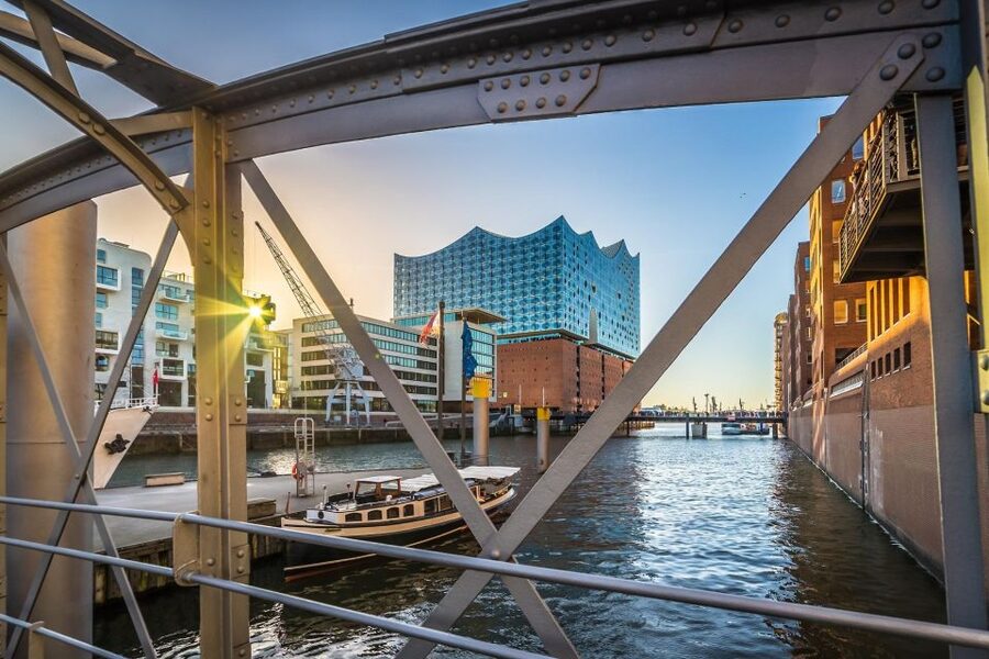 Hamburg Combi: 1,5h Evening Cruise & 2h Reeperbahn Tour - Evening harbor cruise: Hamburg’s industrial waterfront, lit up