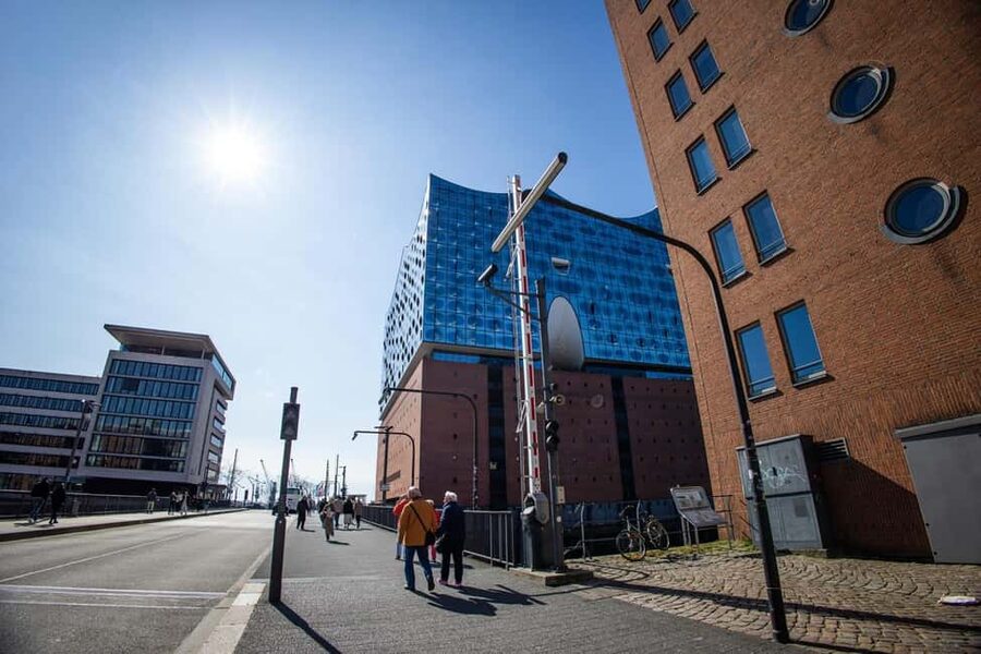 Hamburg: Discovery Tour - Westfieldcenter to Elbphilharmonie - A smart 2-hour route: from Überseequartier to the Elbphilharmonie