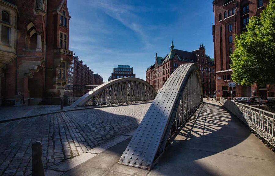 Hamburg: Discovery Tour - Westfieldcenter to Elbphilharmonie - International Maritime Museum and the coffee trade stop