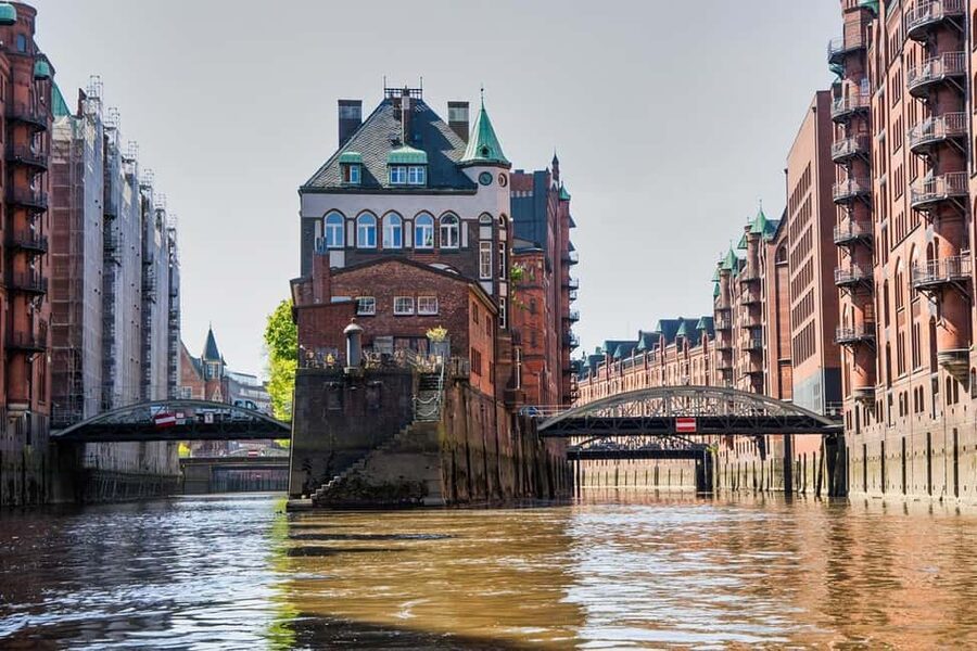 Hamburg: Discovery Tour - Westfieldcenter to Elbphilharmonie - HafenCity development: old meets new, plus the model stop