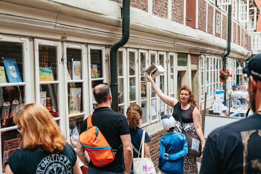 Hamburg: Guided Walking Tour for Magic Fans - Deichstraße, Hamburg’s Oldest Street, and the Magic Quiz Moment