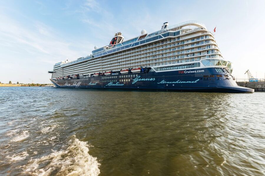 Hamburg: Harbor Cruise with Wine and Cheese - Where to meet and what to do before boarding