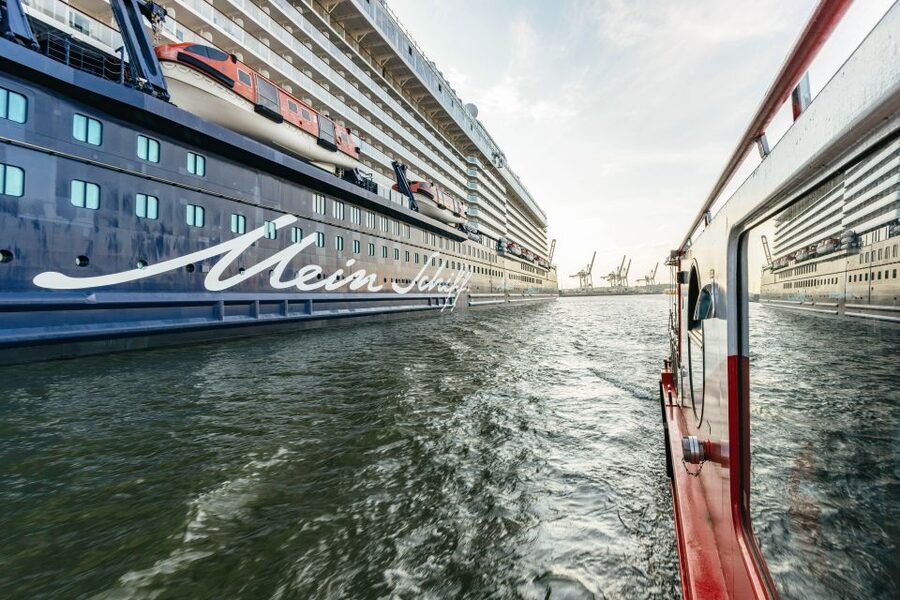 Hamburg: Harbor Cruise with Wine and Cheese - Live German commentary: how to enjoy the facts even if you are not fluent