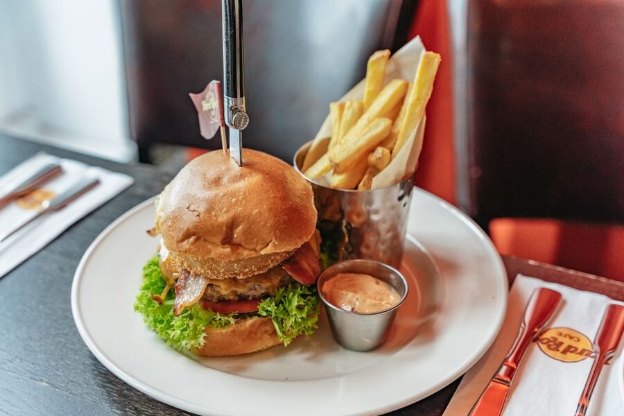 Hamburg: Hard Rock Cafe Skip-the-Line Meal - Hard Rock Cafe Hamburg by the Elbe: what the location does for your day