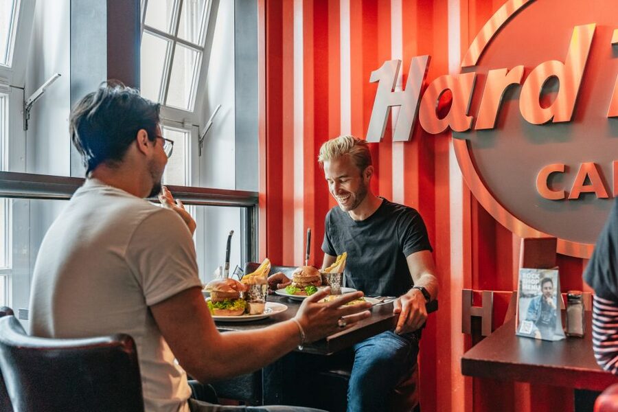 Hamburg: Hard Rock Cafe Skip-the-Line Meal - Your 2-hour plan: what happens from the moment you sit down
