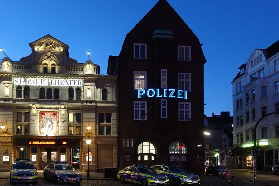 Hamburg: In the Footsteps of "Olivia" Reeperbahn Tour - Olivia Jones explained the way you want it: with context and humor