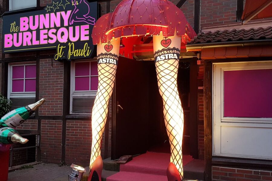 Hamburg: In the Footsteps of "Olivia" Reeperbahn Tour - Drinks included: one specialty drink and one shot, so plan the rest
