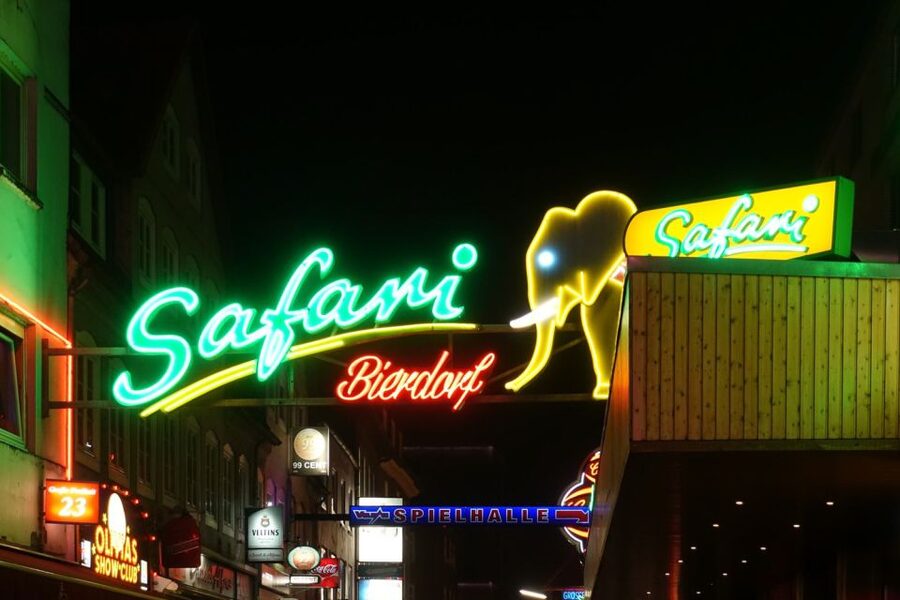 Hamburg: In the Footsteps of "Olivia" Reeperbahn Tour - Practical tips for enjoying the Reeperbahn stops without stress