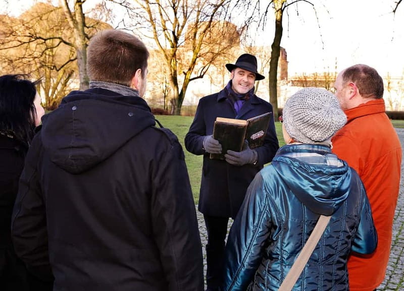 Hamburg: Interactive Crime Theater Tour in German - Planten un Blomen Park: a calm start before the story turns darker