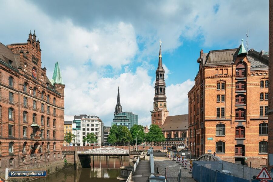 Hamburg: Line A Sightseeing Hop-On Hop-Off Bus Tour - Starting at Landungsbrücken, the port end of your loop