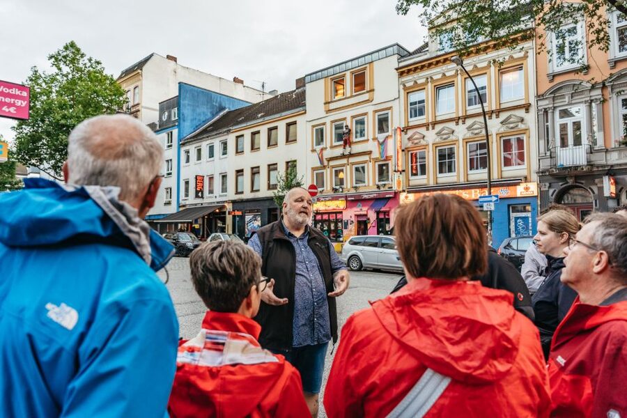 Hamburg: Lust, Luden & Die Große Freiheit Tour - Guide energy, humor, and keeping it respectful in German