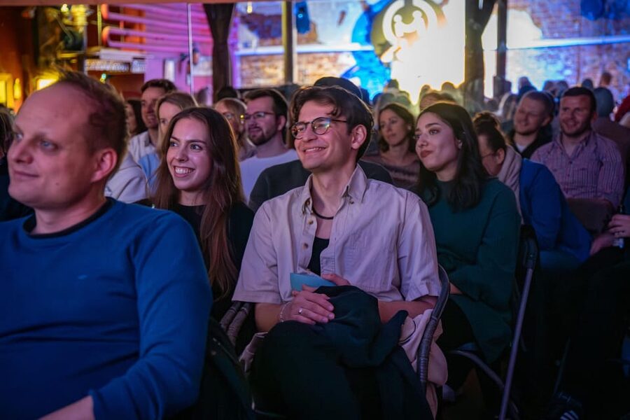 Hamburg: Moin Comedy Club Stand Up Comedy Live Show Ticket - Drinks and Snacks: Fair Prices Help You Stay in the Moment