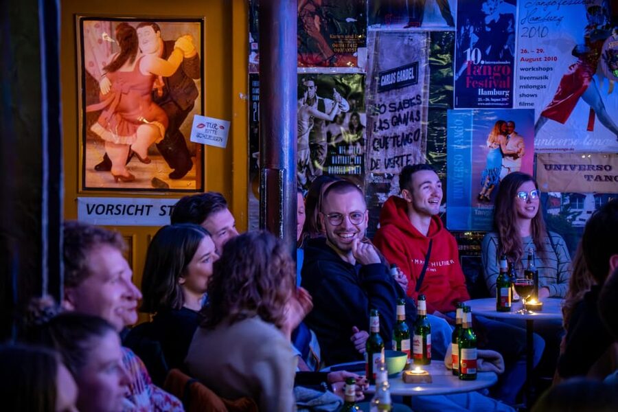 Hamburg: Moin Comedy Club Stand Up Comedy Live Show Ticket - Meeting Point Details: Follow the Sign, Go Down the Stairs