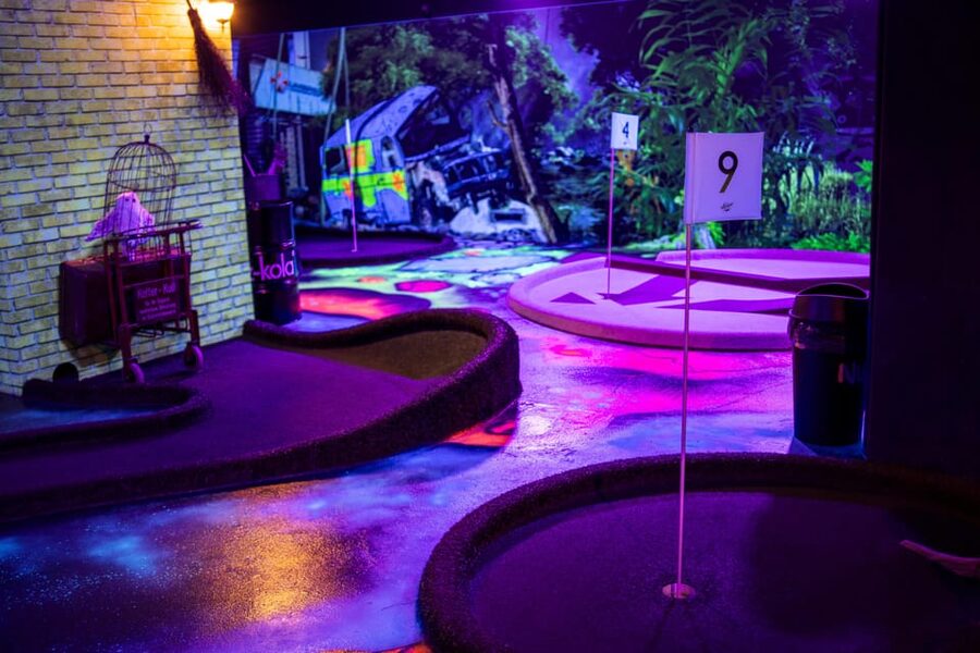Hamburg: Moviegolf Experience - MovieGolf in Hamburg: mini golf with a cinema guessing game
